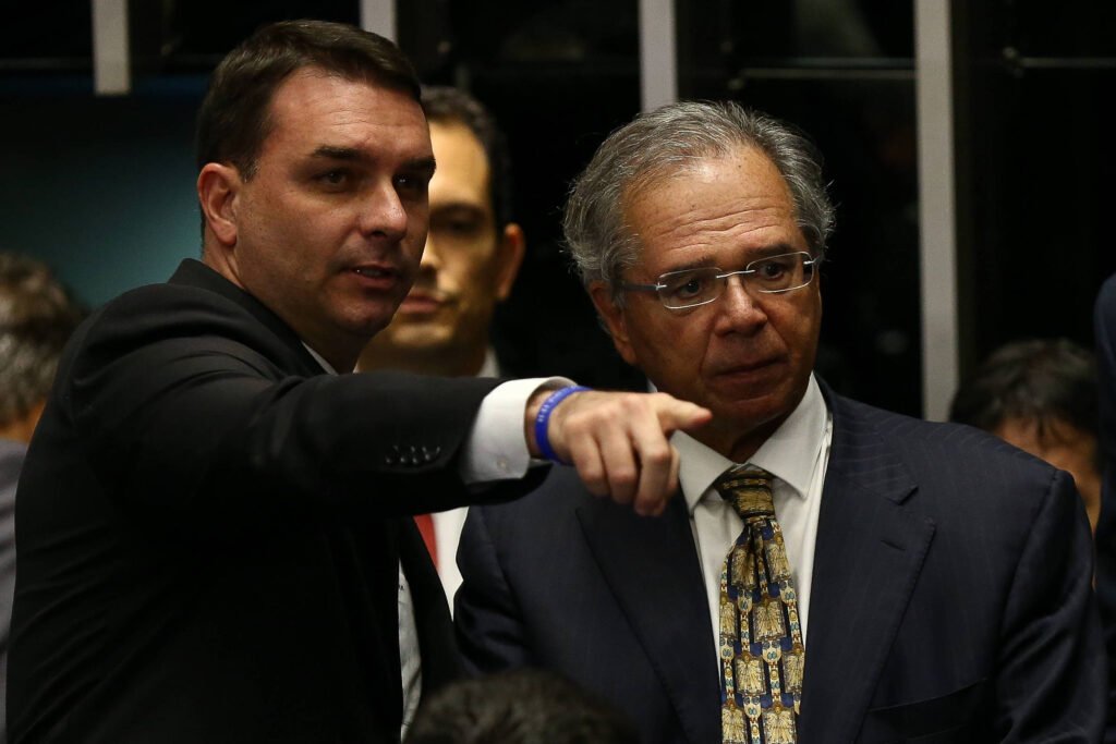 Paulo Guedes Declara Apoio a Flávio Bolsonaro